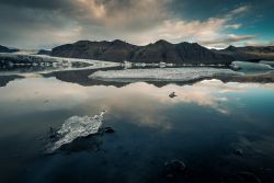 Einsamer Eisbrocken am Skaftafellsjökull