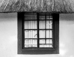 Das Fenster unter dem Strohdach